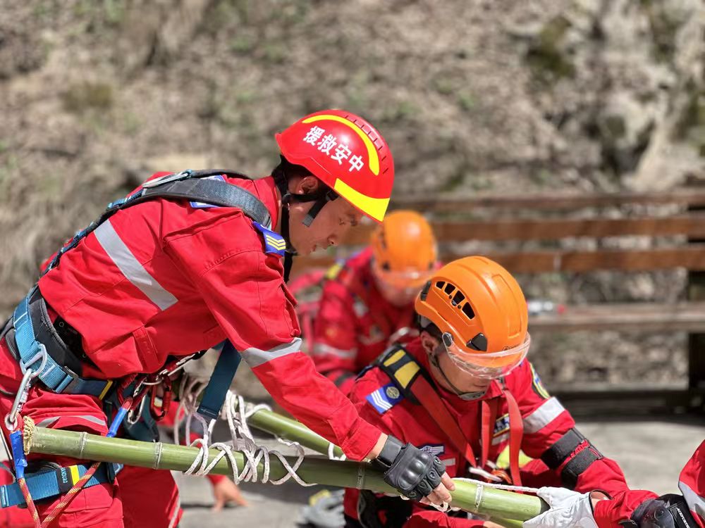 从安防维护到公益救援，西安中诚卫保安服务公司员工岳江彭—— 用双重身份守护城市安宁